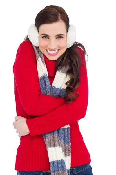 Kameraya gülümseyen kış giysileri içinde mutlu esmer — Stok fotoğraf