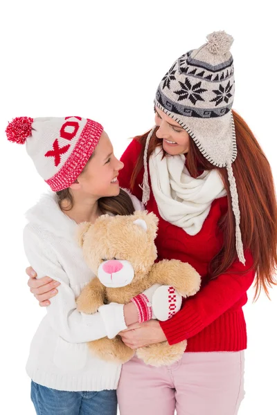 Moeder en dochter houden teddy bear — Stockfoto