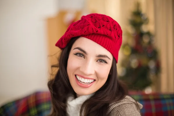 Портрет улыбающейся брюнетки в шляпе на Рождество — стоковое фото
