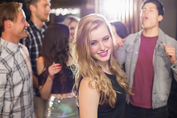 Elegante rubia sonriendo a la cámara — Foto de Stock