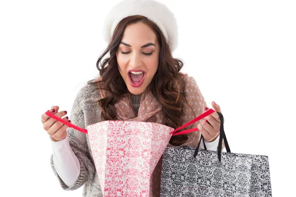 Překvapený bruneta v nákupní tašce — Stock fotografie