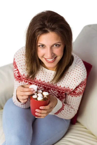 Mujer disfrutar de su café sentado en el sofá —  Fotos de Stock