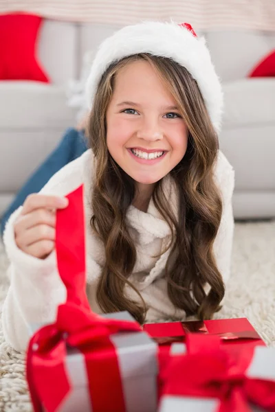 Bambina festiva sorridente alla macchina fotografica con regali — Foto Stock