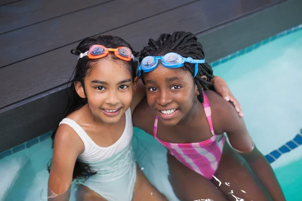 Bambini piccoli seduti a bordo piscina — Foto Stock