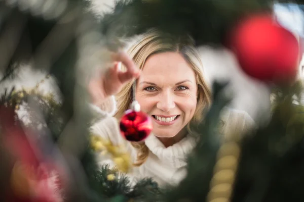 Festive blonde pendaison boule sur arbre de Noël — Photo