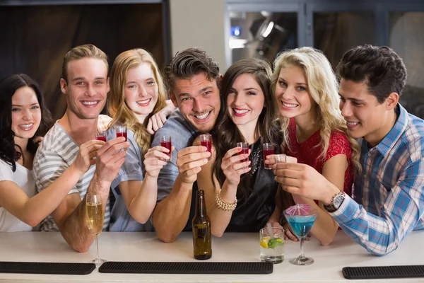 Happy vänner ha en drink tillsammans — Stockfoto