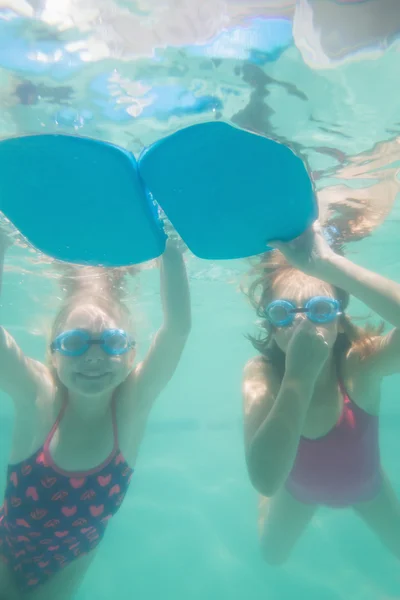 Roztomilé děti vystupují pod vodou v bazénu — Stock fotografie