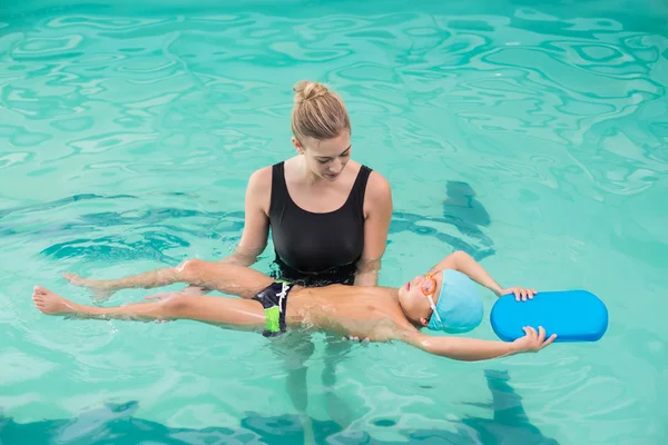 Schattige kleine jongen leren om te zwemmen met coach — Stockfoto