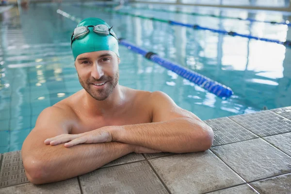 Adatta nuotatore in piscina — Foto Stock