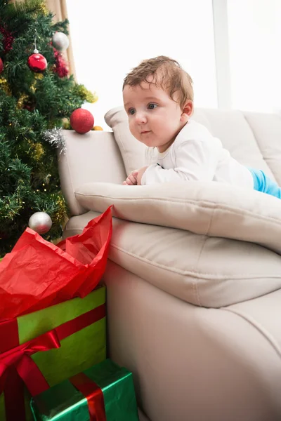 Schattige babyjongen op Bank met Kerstmis — Stockfoto