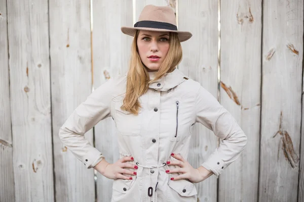 Blonde woman with hat posing with hand on hips — Stock Photo, Image