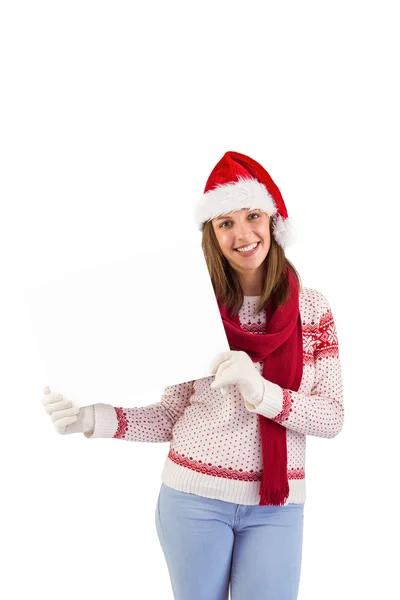 Morena feliz em roupas de inverno mostrando cartão — Fotografia de Stock