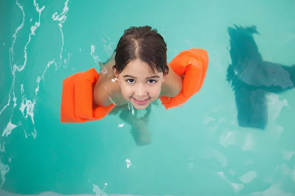Liten pojke ler i poolen — Stockfoto