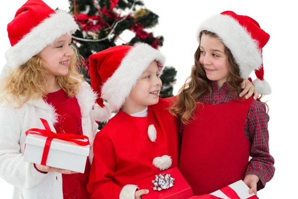 Hermanitos festivos sosteniendo regalos —  Fotos de Stock