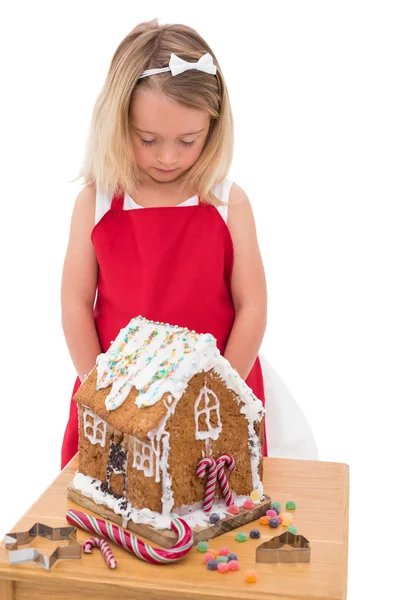 Menina festiva fazendo casa de gengibre — Fotografia de Stock