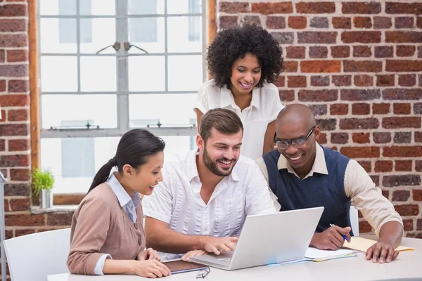 Kreativ verksamhet team med laptop — Stockfoto