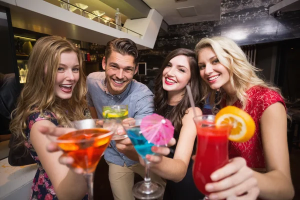 Amigos felices tomando una copa juntos — Foto de Stock