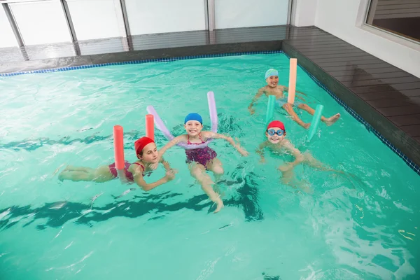 Enfants dans la piscine — Photo