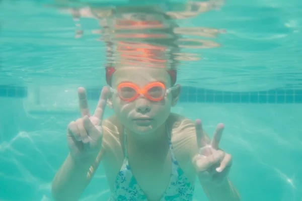 Ragazzo carino in posa sott'acqua in piscina — Foto Stock