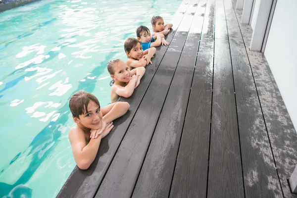 Schattig zwemmen klasse in het zwembad — Stockfoto