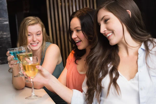 Pretty friends meeting up for a drink — Stock Photo, Image