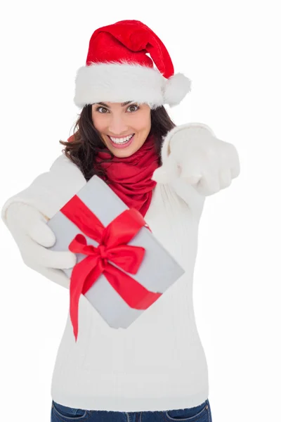 Aufgeregt brünette im weihnachtsmann hat giving geschenk — Stockfoto