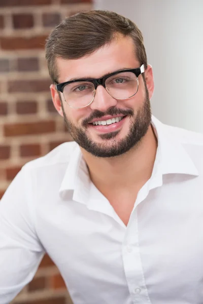 Jovem empresário sorridente no cargo — Fotografia de Stock