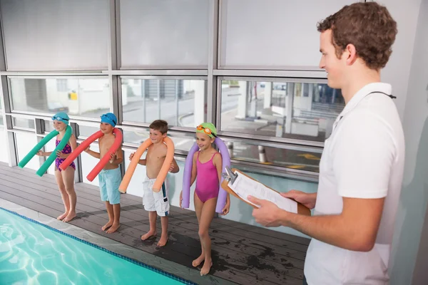 Swimming coach with his students poolside — Stock Photo, Image