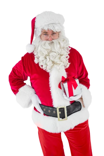 Feliz Santa Claus sosteniendo un regalo — Foto de Stock