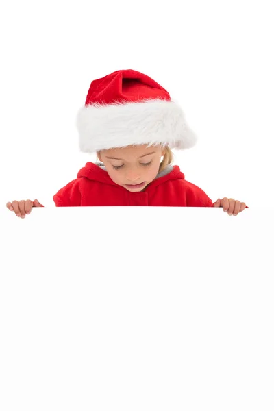 Bambina festiva mostrando poster — Foto Stock