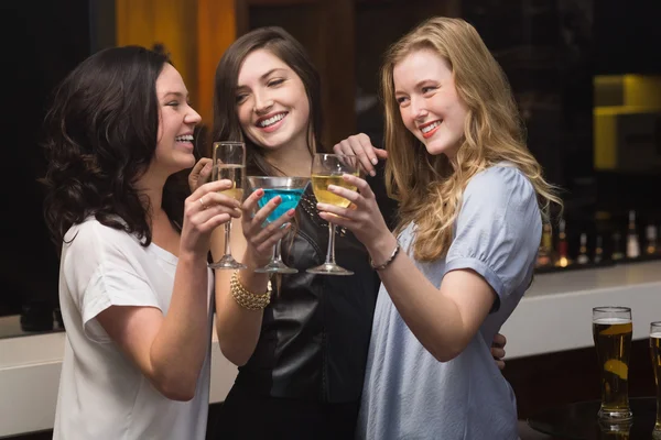 Hübsche Freundinnen beim gemeinsamen Drink — Stockfoto