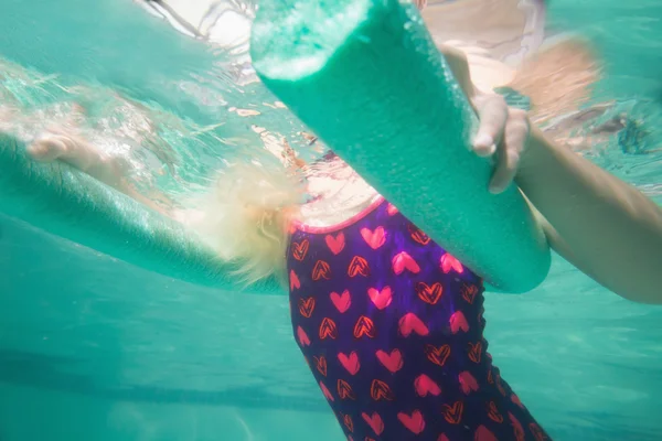 Mignon enfant posant sous l'eau dans piscine — Photo