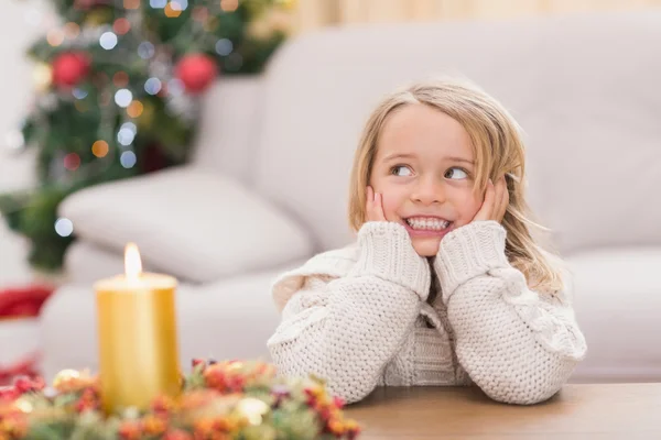 Cute dziewczynka uśmiechając się Boże Narodzenie — Zdjęcie stockowe