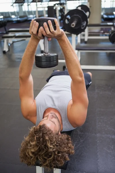 Uomo che si allena con i manubri in palestra — Foto Stock