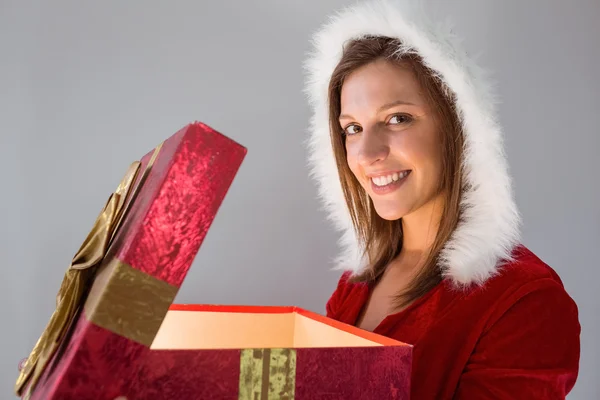 Feestelijke mooie brunette openen een geschenk — Stockfoto