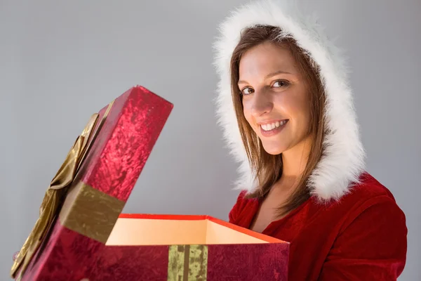 Festivo morena bonita abrindo um presente — Fotografia de Stock