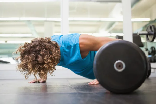 Man doing push ups in the gym — Stock Photo, Image