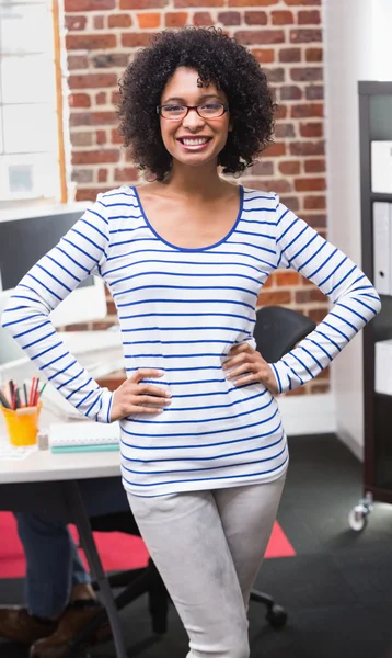 Jeune femme d'affaires avec les mains sur les hanches — Photo