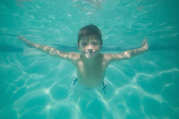 Cute kid posing underwater in pool — Stock Photo, Image