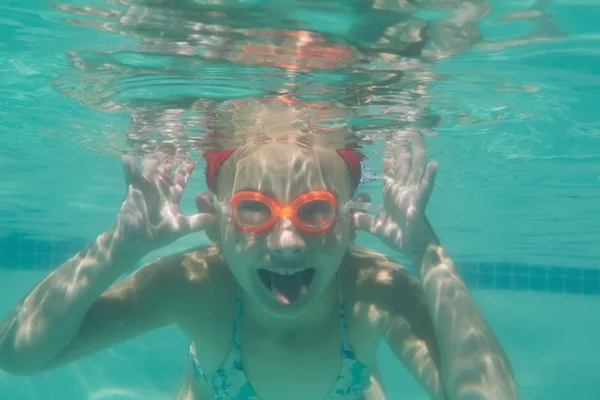 Söta unge poserar under vattnet i poolen — Stockfoto