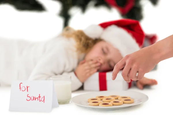 Niña festiva durmiendo en un regalo — Foto de Stock