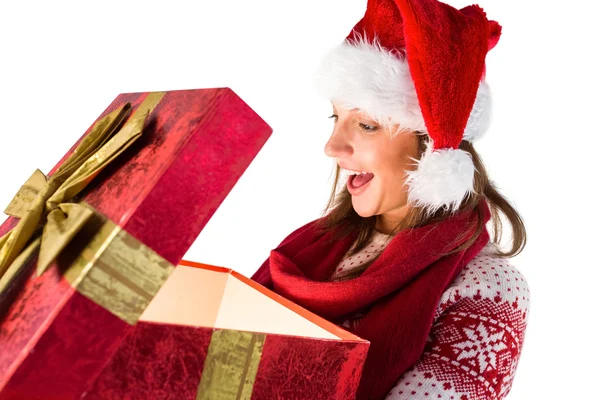 Chica sorprendida abriendo un regalo mágico de Navidad — Foto de Stock