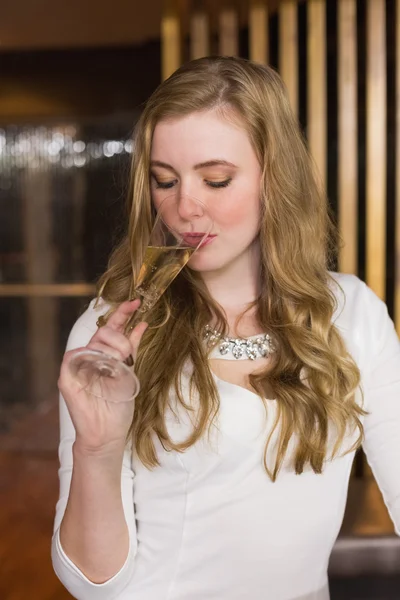 Şampanya yudumlarken şirin sarışın — Stok fotoğraf