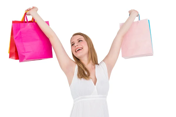 Mujer rubia levantando bolsas de compras — Foto de Stock