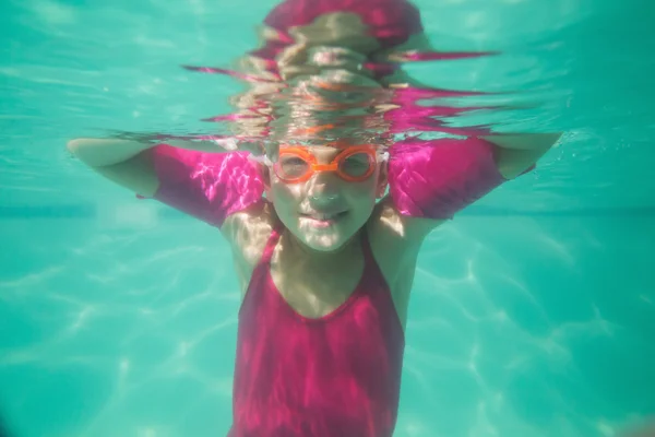 Ragazzo carino in posa sott'acqua in piscina — Foto Stock