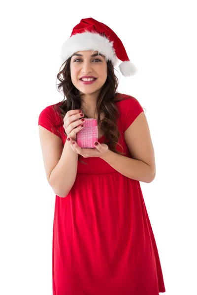 Bruna in cappello Babbo Natale in possesso di regalo — Foto Stock