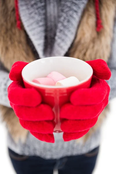 Mujer con ropa de invierno sosteniendo una taza — Foto de Stock
