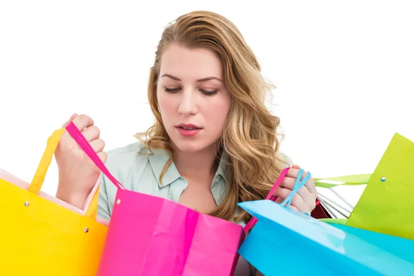 Mujer rubia abriendo bolsa de regalo y mirando en ella —  Fotos de Stock
