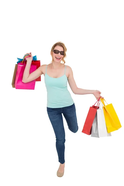 Feliz rubia sosteniendo bolsas de compras — Foto de Stock