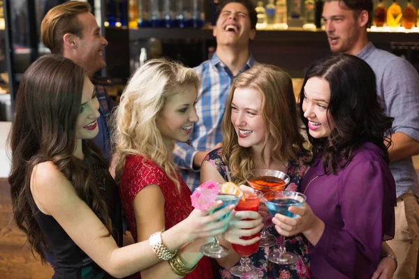 Счастливые друзья пьют коктейли вместе — стоковое фото